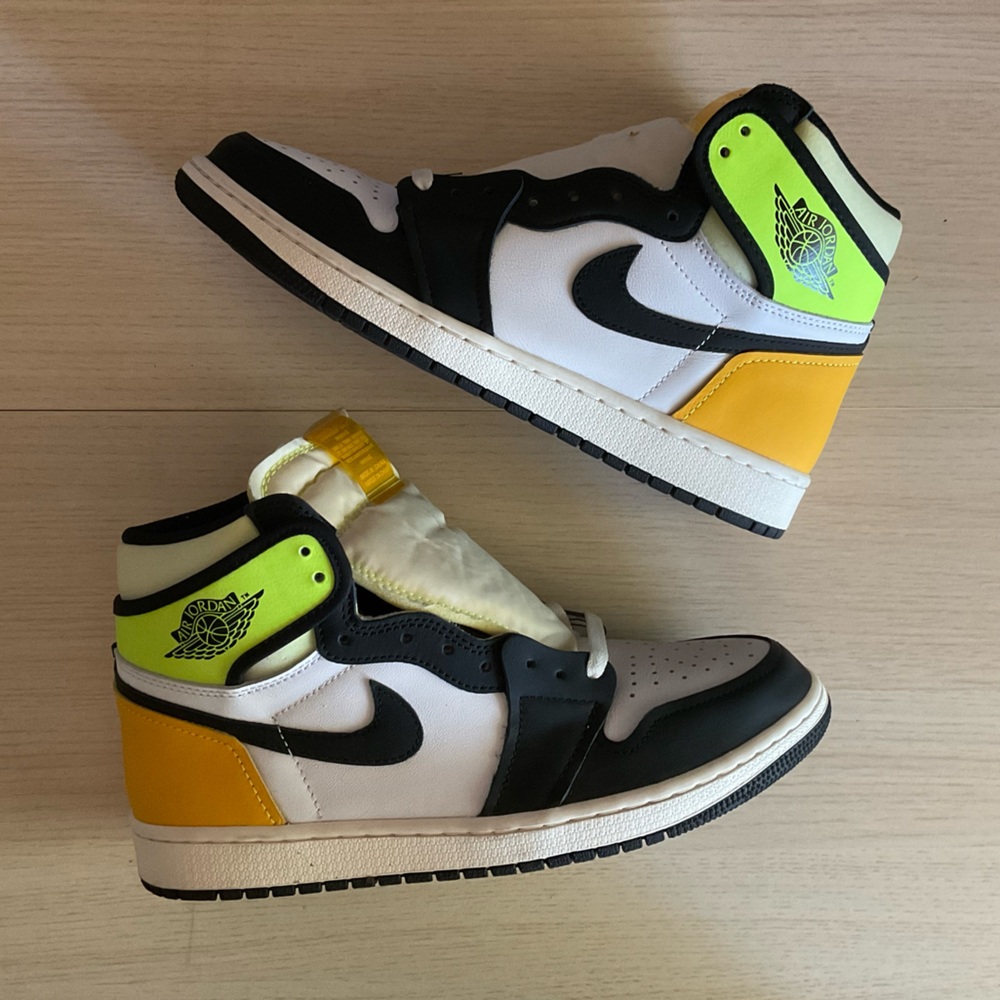 Jordan 1 Retro High “White Black Volt University Gold” - Lightly Worn. Mens 9.5